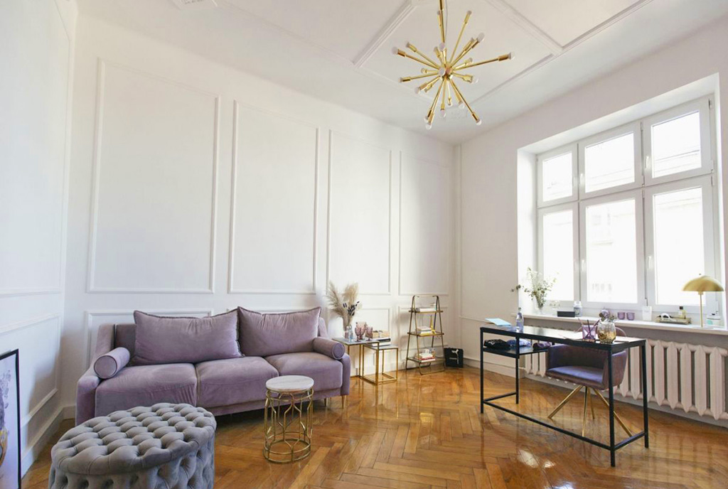 wyróżniający się elegancją pokój dzienny w luksusowym apartamencie na sprzedaż Łódź