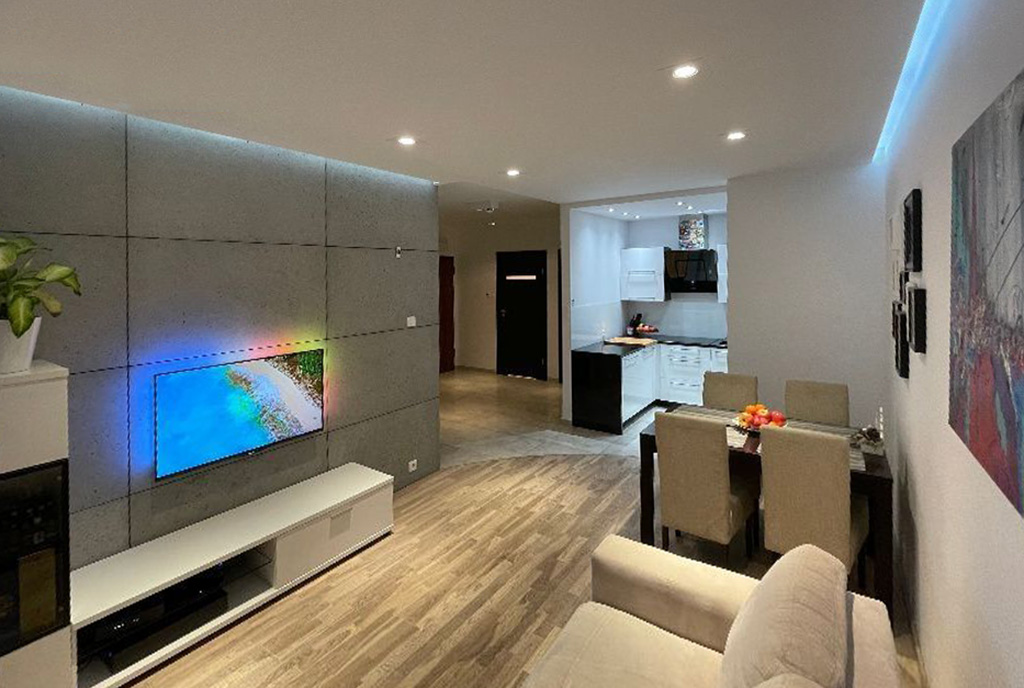 zaprojektowany zgodnie z najnowszymi trendami pokój dzienny w luksusowym apartamencie na sprzedaż Pruszcz Gdańsk