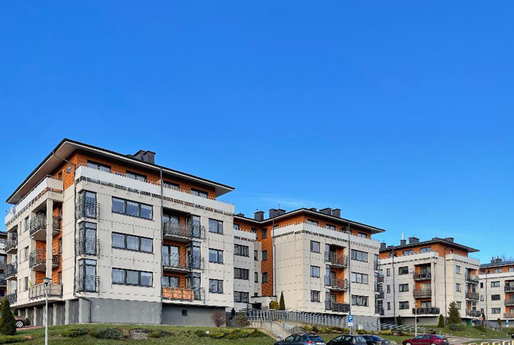 na pierwszym planie osiedle, gdzie mieści się oferowany do sprzedaży ekskluzywny apartament na sprzedaż Pruszcz Gdańsk