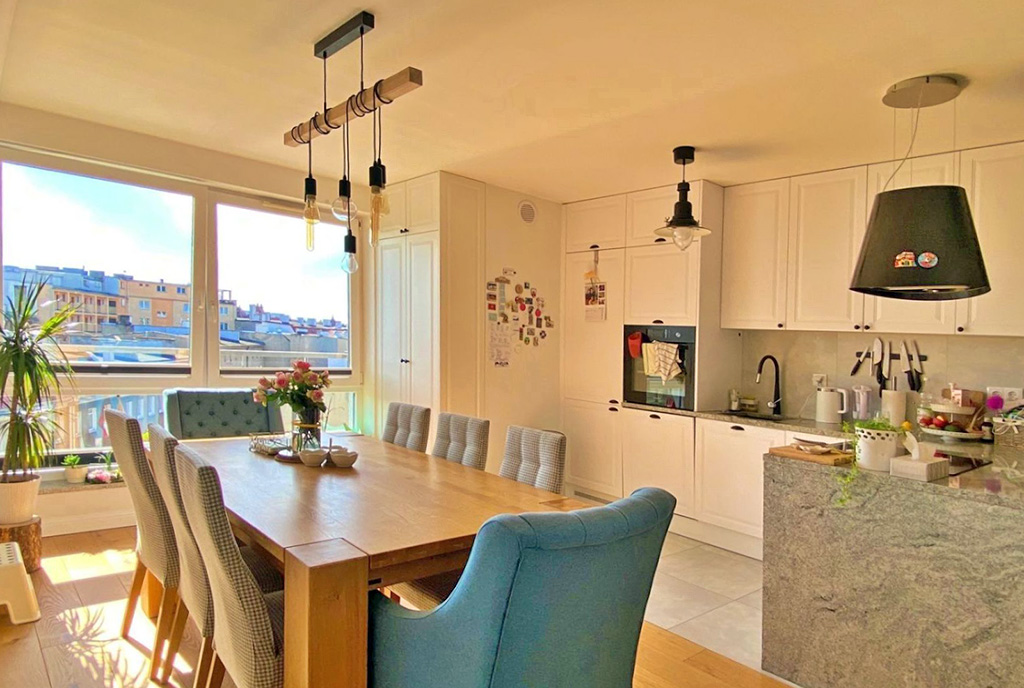 zdjęcie prezentuje kuchnię oraz jadalnię w luksusowym apartamencie na sprzedaż Szczecin