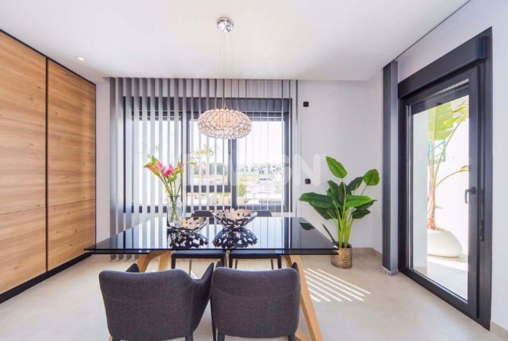 zdjęcie prezentuje pokój dzienny i jadalnię w luksusowym apartamencie do sprzedaży Hiszpania