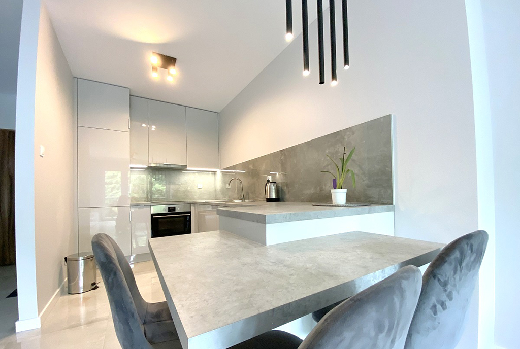 funkcjonalnie zaaranżowana kuchnia w luksusowym apartamencie do wynajmu Inowrocław