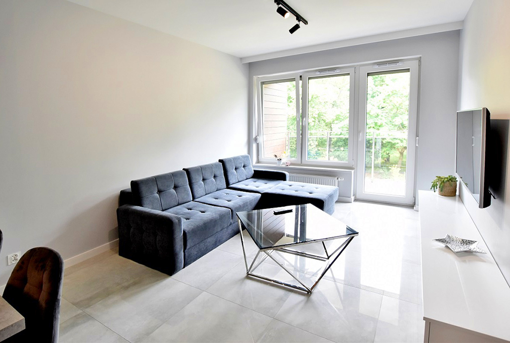 druga strona salonu w ekskluzywnym apartamencie na wynajem