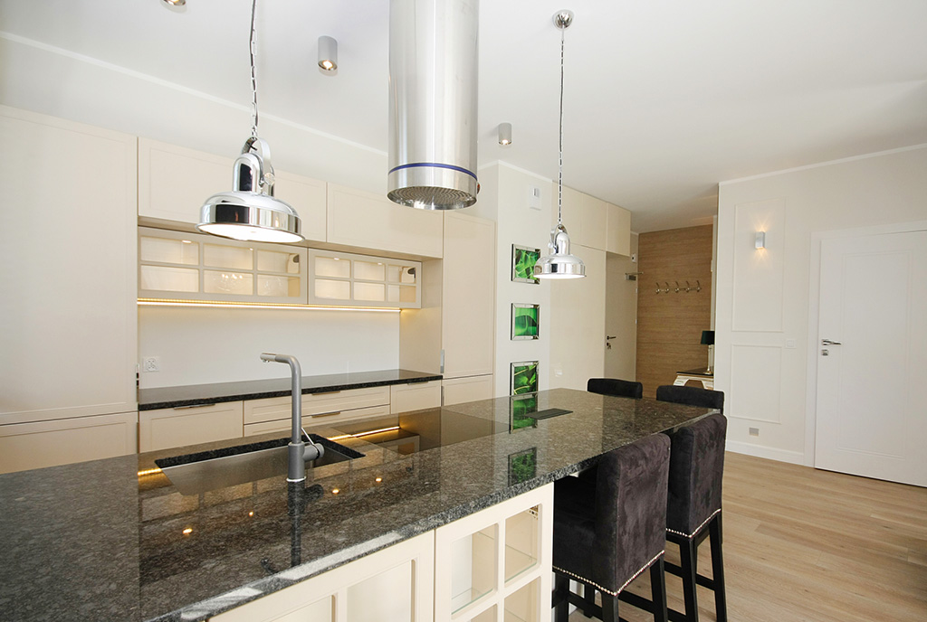praktycznie zaaranżowana kuchnia w luksusowym apartamencie do wynajmu Szczecin