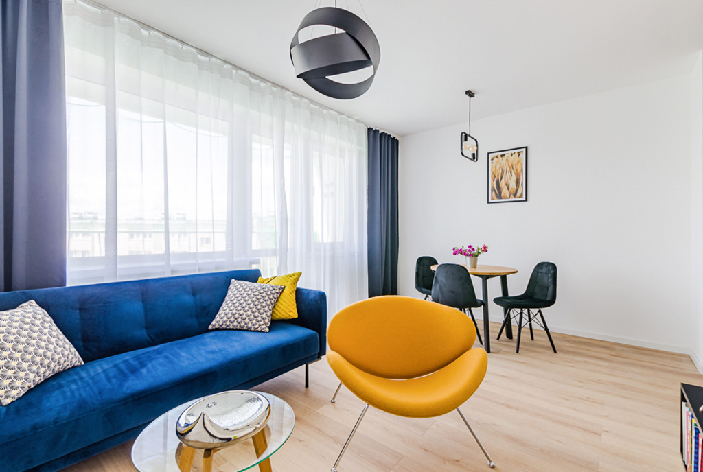 widok na przeciwległą stronę pokoju gościnnego w luksusowym apartamencie na sprzedaż Gdańsk