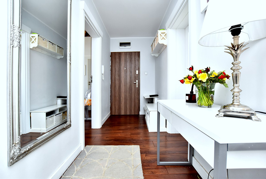 wygodny hol w ekskluzywnym apartamencie na sprzedaż Inowrocław
