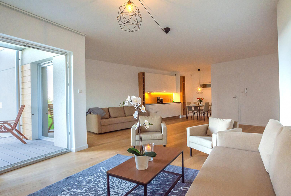 zaprojektowane zgodnie z najnowszymi trendami wnętrze luksusowego apartamentu na sprzedaż nad morzem