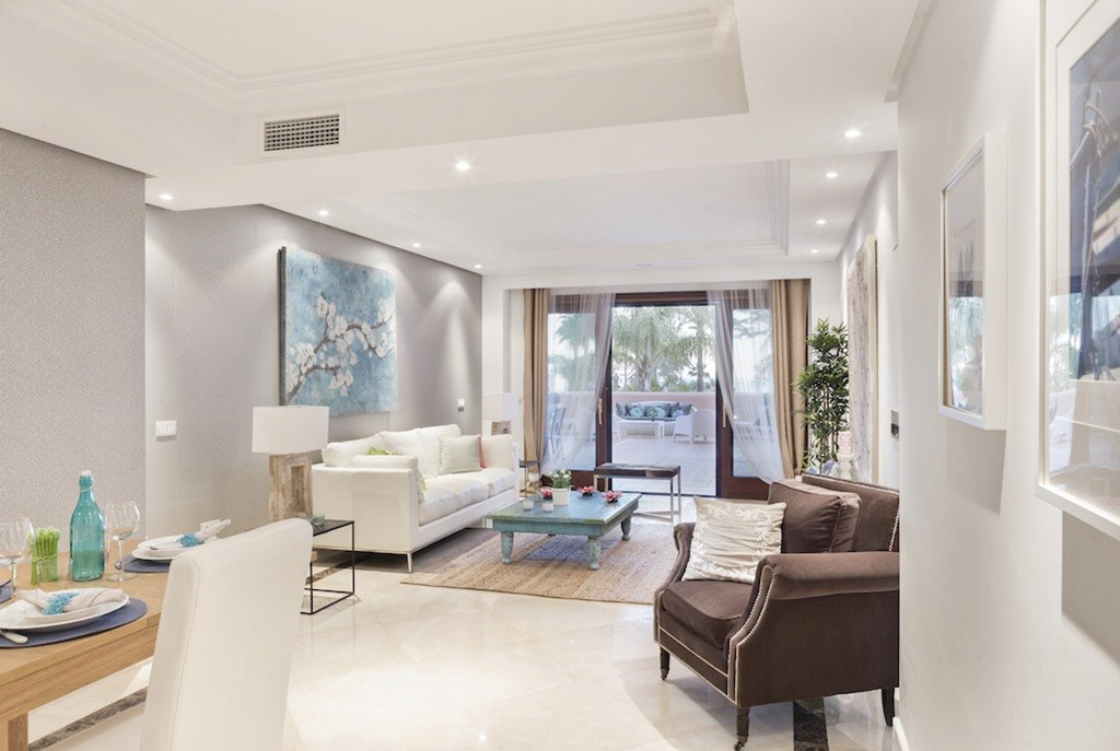 okazały salon w ekskluzywnym apartamencie do sprzedaży Hiszpania