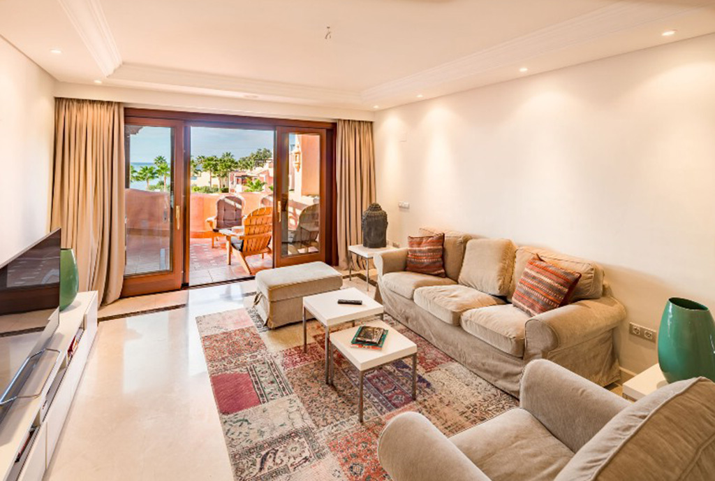 elitarny pokój dzienny w ekskluzywnym apartamencie do sprzedaży Hiszpania