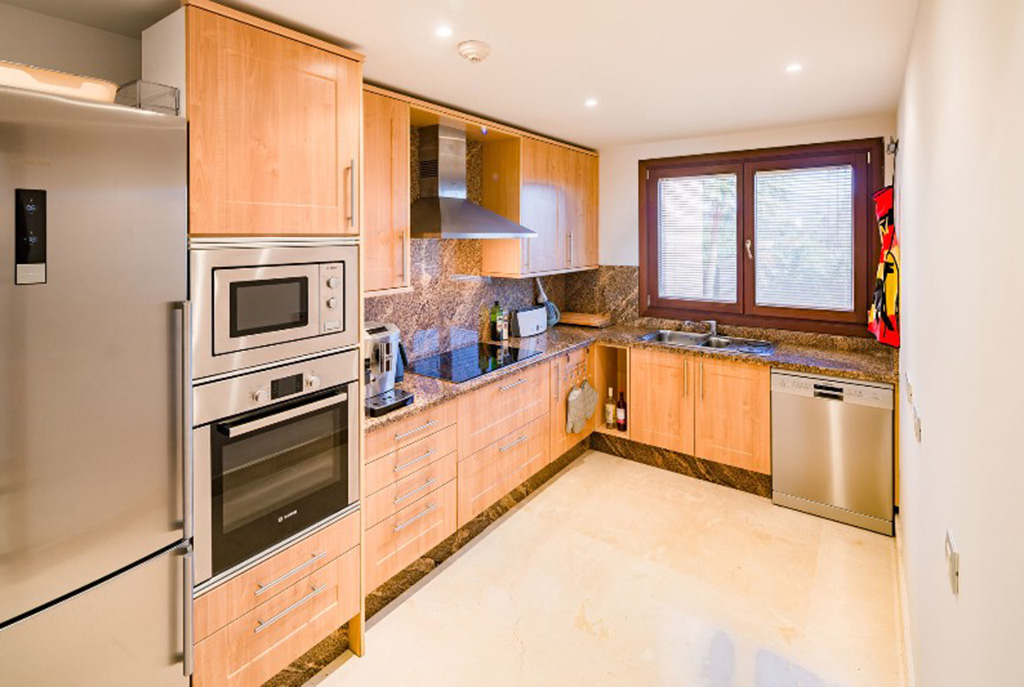 funkcjonalnie urządzona kuchnia w luksusowym apartamencie na sprzedaż Hiszpania