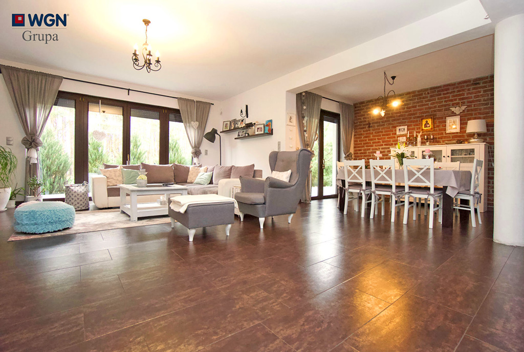 na pierwszym planie wytworny pokój dzienny w ekskluzywnej willi na sprzedaż Konin (okolice)