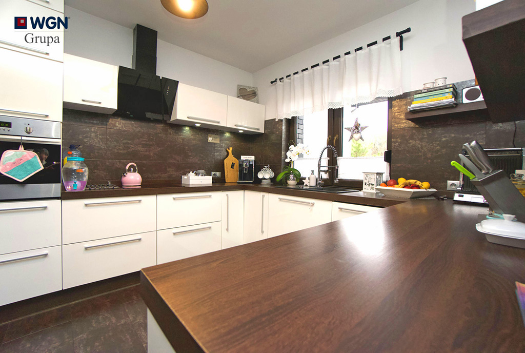 kuchnia w praktycznej zabudowie w ekskluzywnej willi do sprzedaży Konin (okolice)