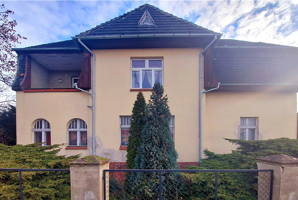 frontowa elewacja ekskluzywnej willi na sprzedaż Leszno