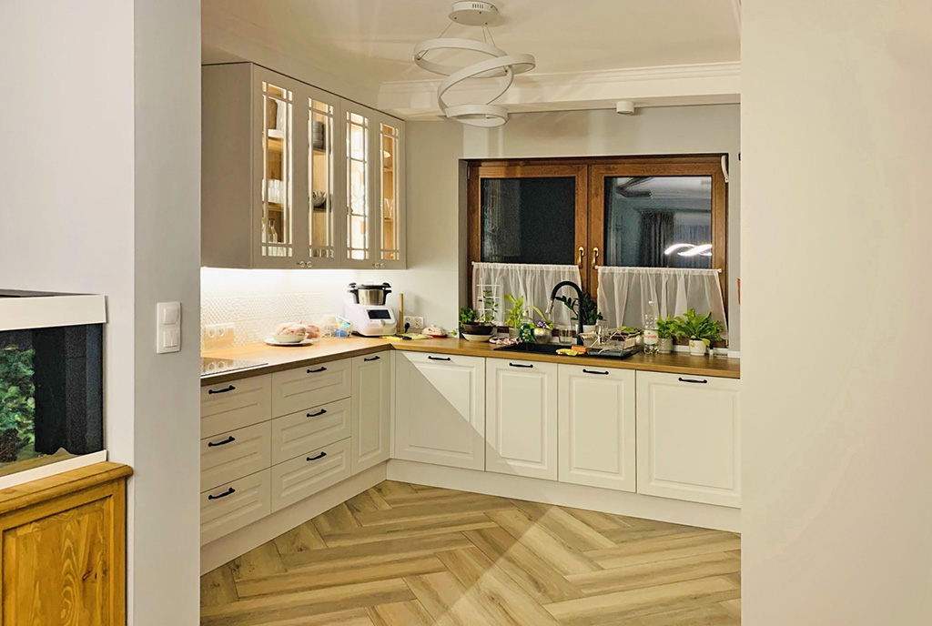 funkcjonalnie zaaranżowana kuchnia w ekskluzywnej rezydenci na sprzedaż