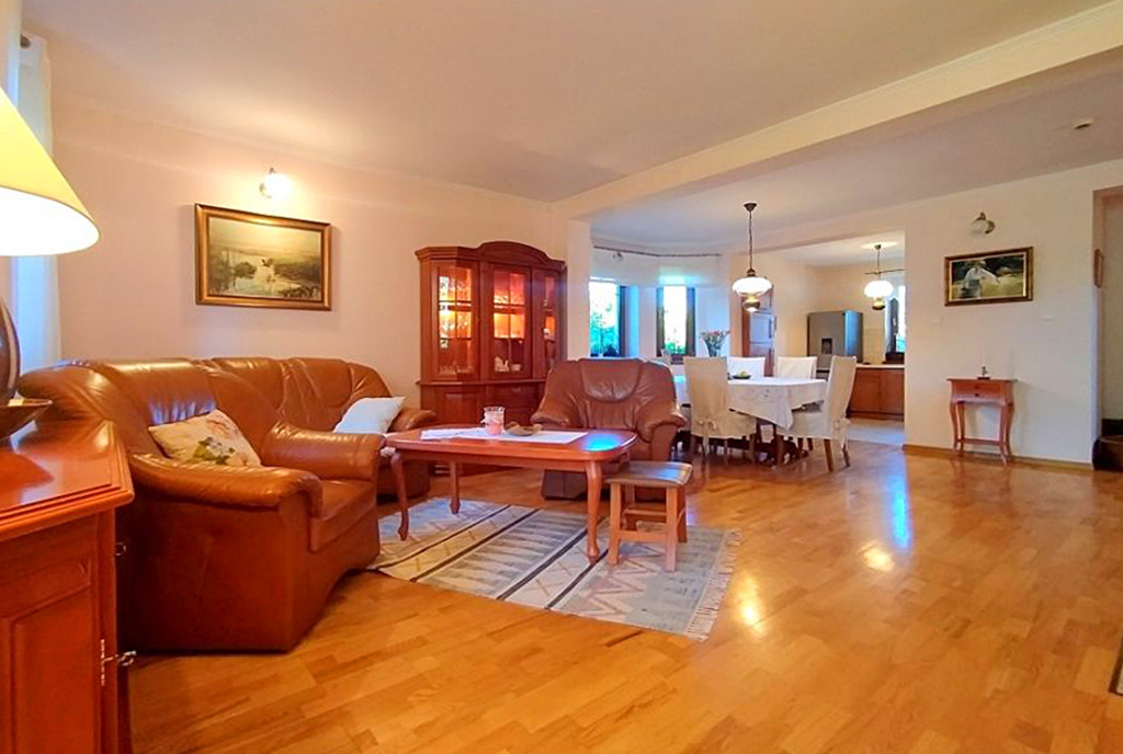 przeciwległa strona pokoju dziennego w ekskluzywnej willi do sprzedaży Wrocław (okolice)