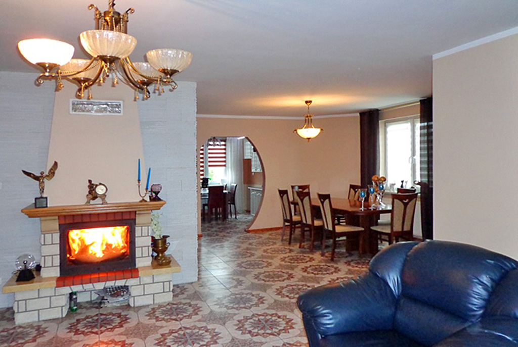 okazały pokój dzienny kominkiem w luksusowej willi na sprzedaż nad morzem