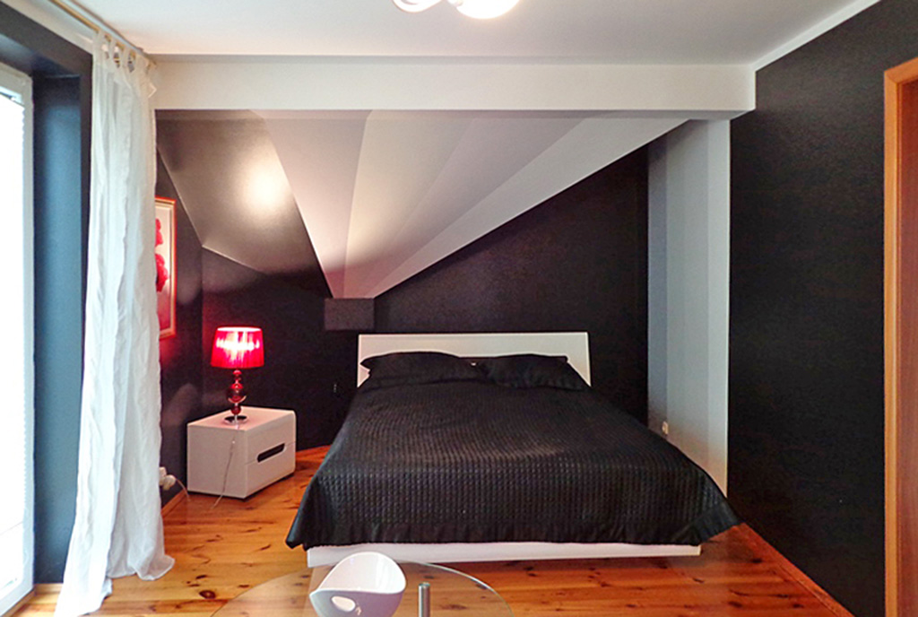 elegancka sypialnia w ekskluzywnej willi do sprzedaży nad morzem