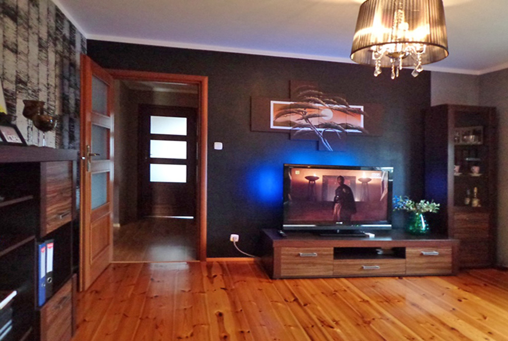 na pierwszym planie wytworny pokój dzienny w luksusowej willi na sprzedaż nad morzem