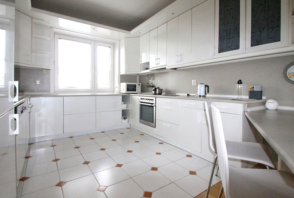 funkcjonalna kuchnia w ekskluzywnej willi do wynajęcia Sieradz