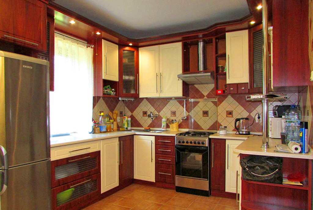 kuchnia w praktycznej zabudowie w ekskluzywnej willi do wynajmu Przemyśl