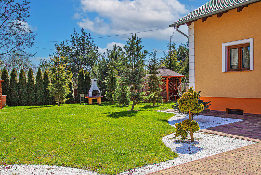 pieczołowicie wypielęgnowana działka wokół luksusowej willi do sprzedaży Bolesławiec (okolice)