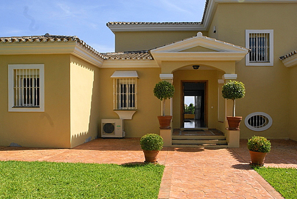 frontowa elewacja ekskluzywnej willi do sprzedaży Hiszpania (Costa del Sol, Malaga)