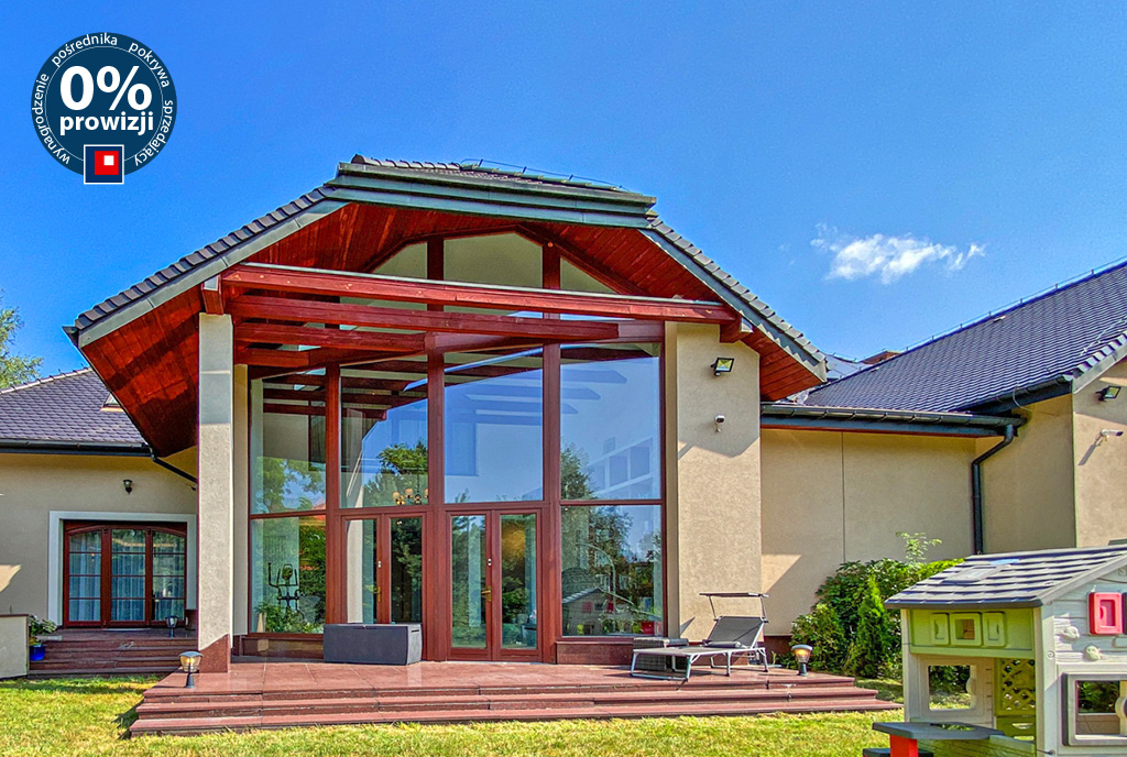 widok od strony ogrodu na ekskluzywną willę na sprzedaż Katowice