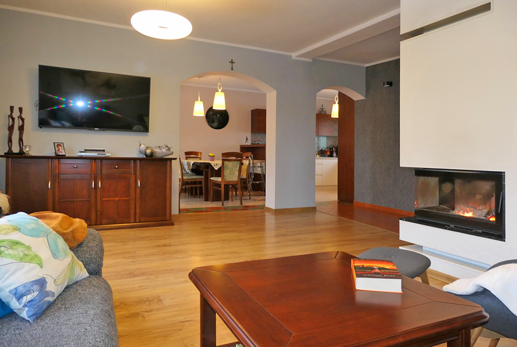 [przeciwległa strona pokoju dziennego w luksusowej willi do sprzedaży Kwidzyn