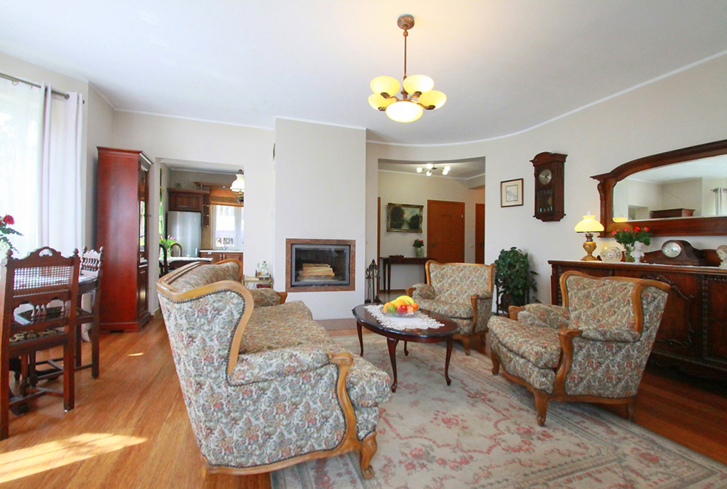 elegancki pokój dzienny z kominkiem w luksusowej willi na sprzedaż Sieradz (okolice)