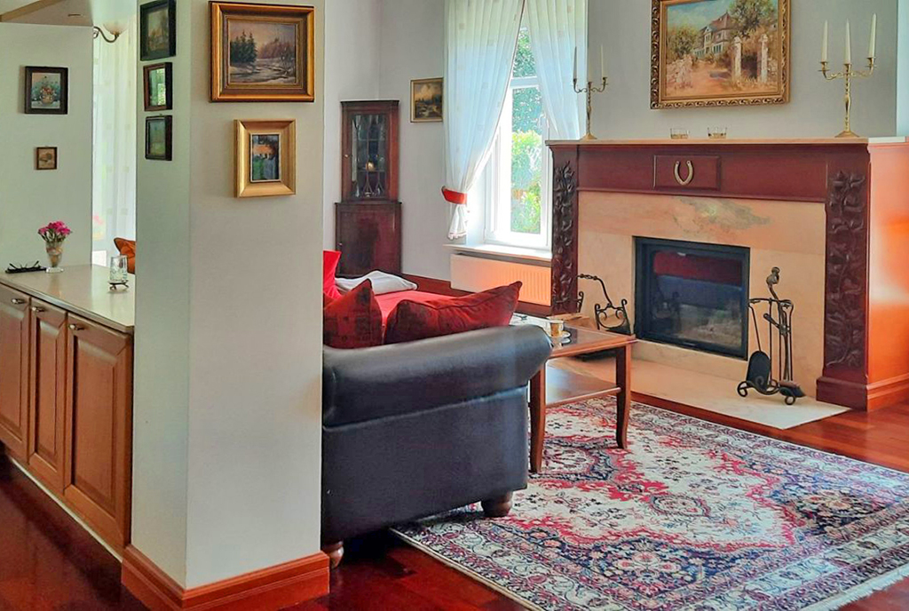 zbliżenie na kominek w salonie ekskluzywnej willi na sprzedaż Szczecin (okolice)