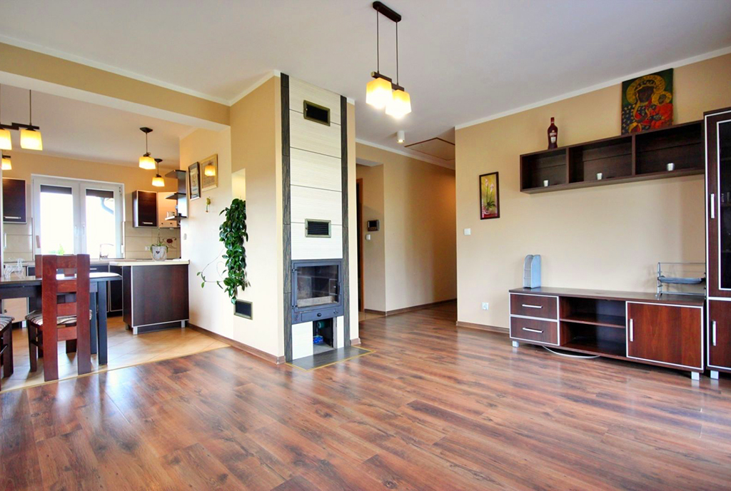 stylowy kominem w salonie ekskluzywnej willi do sprzedazy na Drawsku Pomorskim