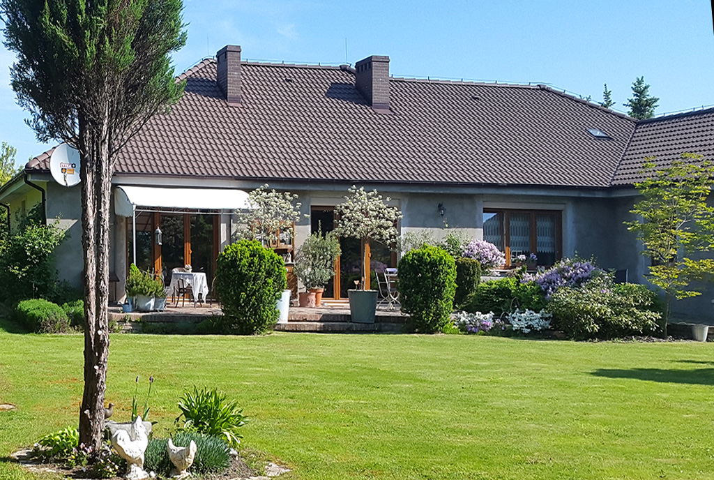 na pierwszym planie ogród wokół luksusowej willi na sprzedaż Gorzów Wielkopolski (okolice)