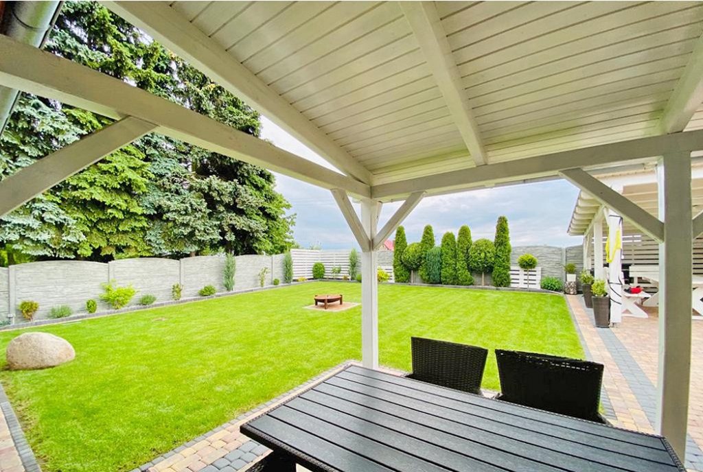 rzut z perspektywy tarasu na działkę w ekskluzywnej willi na sprzedaż Leszno (okolice)