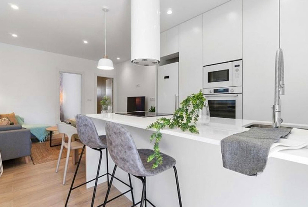 zabudowana nowocześnie kuchnia w ekskluzywnym apartamencie do sprzedaży Hiszpania (Guardamar del Segura)