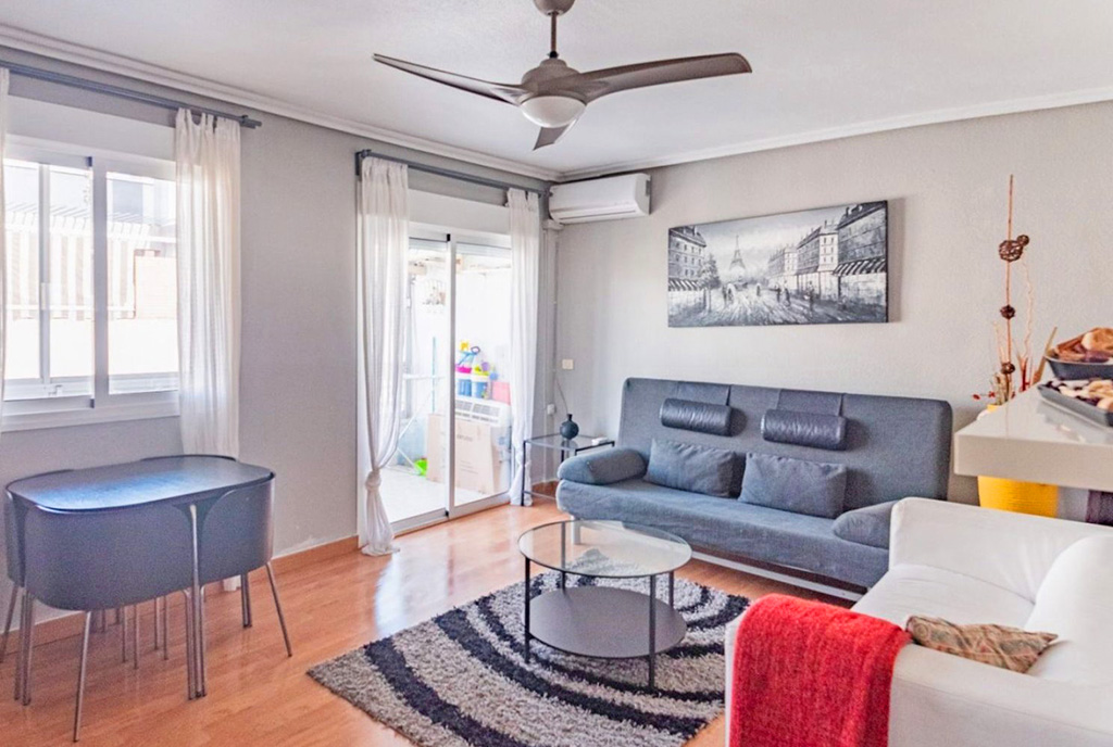 słoneczny pokój dzienny w luksusowym apartamencie na sprzedaż Hiszpania (Torrevieja)