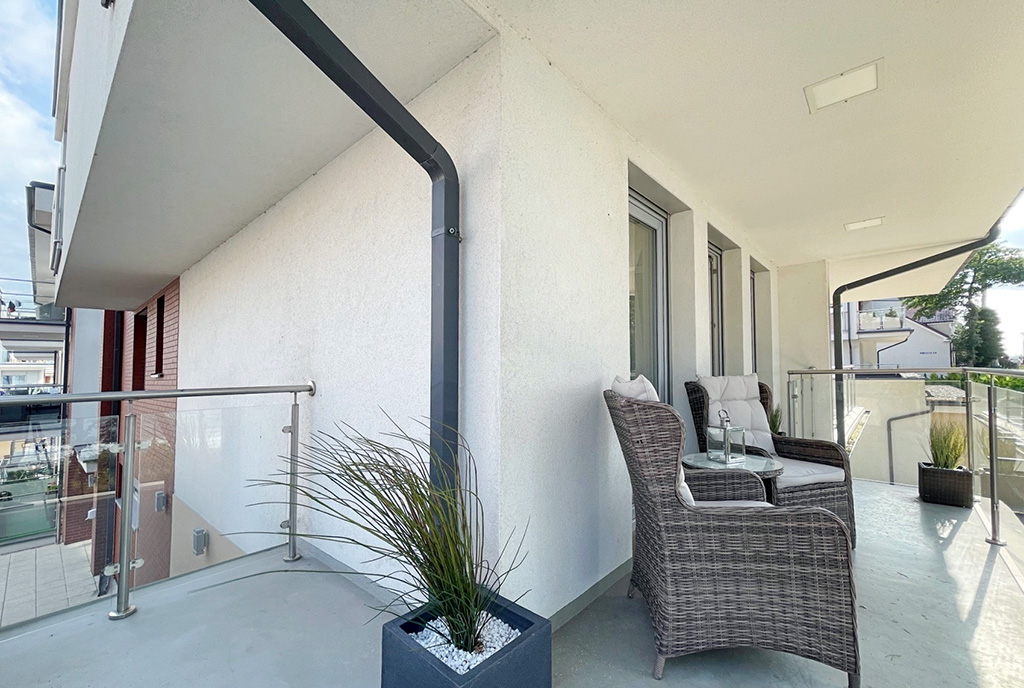 oszałamiający rozmachem taras przy luksusowym apartamencie na sprzedaż nad morzem