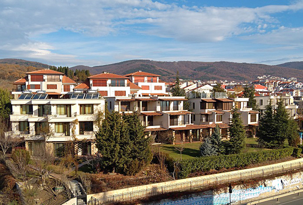 zdjęcie z góry na osiedle, gdzie znajduje się oferowany do sprzedaży luksusowy apartament Bułgaria