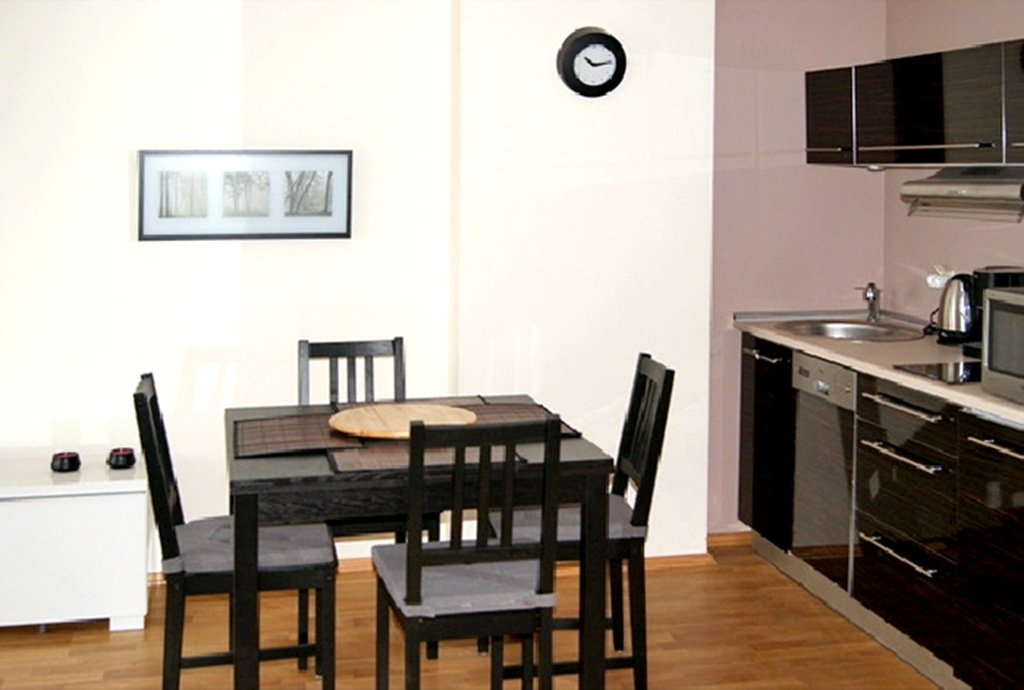 widok na jadalnię w luksusowym apartamencie na wynajem nad morzem