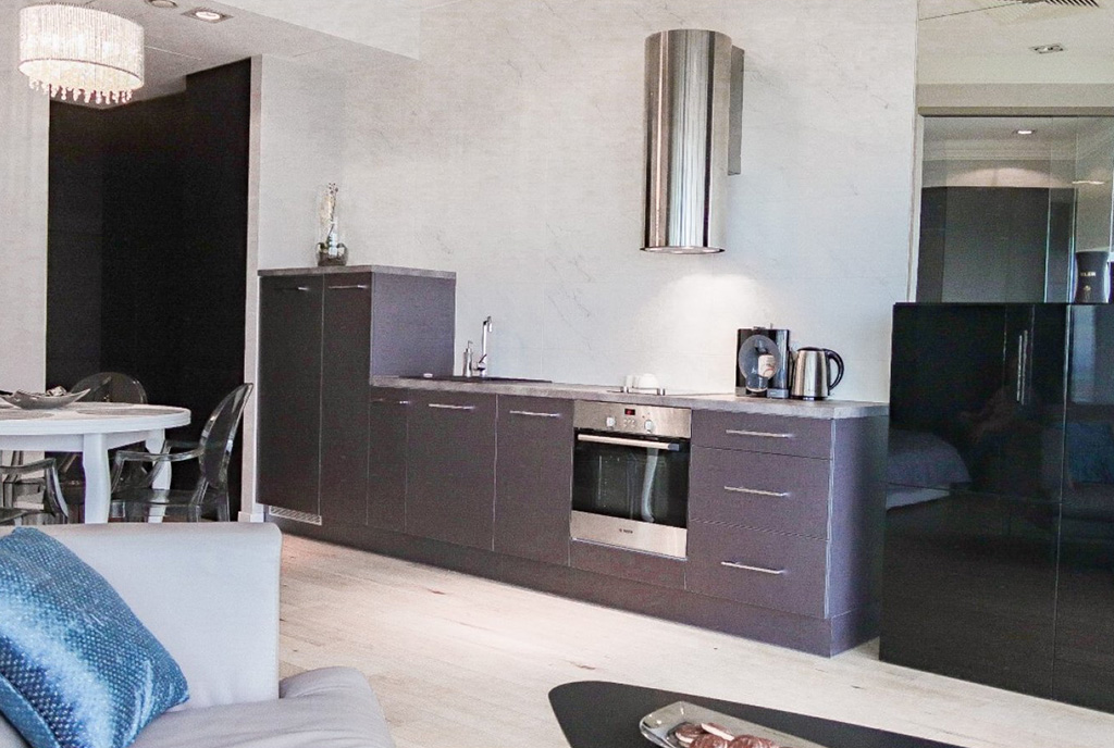 funkcjonalnie zabudowana kuchnia w luksusowym apartamencie na wynajem Wrocław