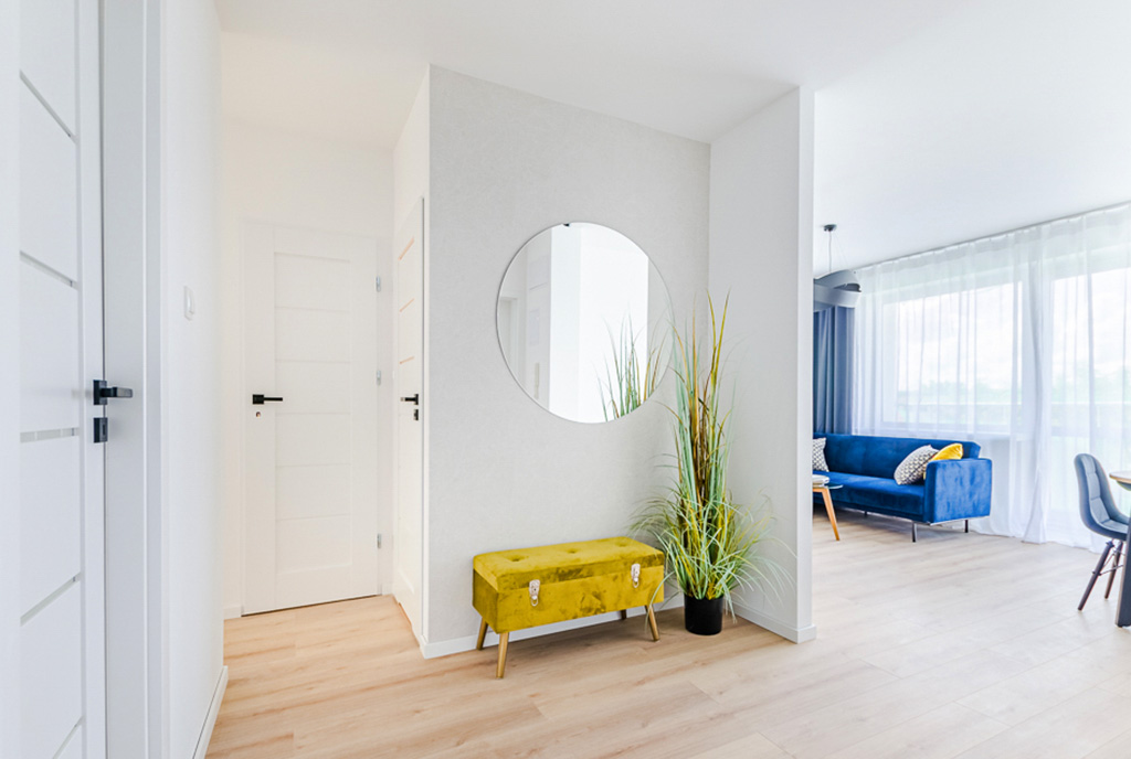 elegancki i funkcjonalny korytarz w luksusowym apartamencie na sprzedaż Gdańsk