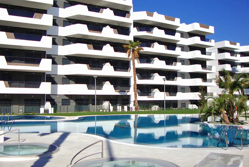 widok od strony basenu na apartamentowiec, w którym znajduje się oferowany na sprzedaż ekskluzywny apartament Hiszpania (Costa Blanca Alicante, Los Arenales del Sol)