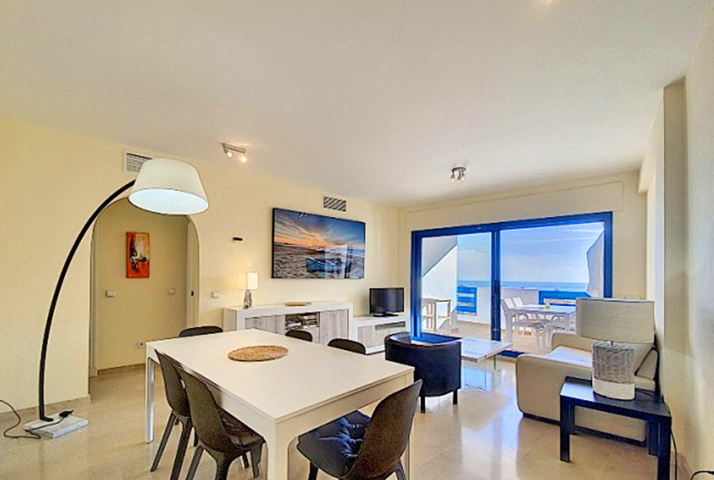 olbrzymich rozmiarów salon w ekskluzywnym apartamencie do sprzedaży Hiszpania (Manilva, Malaga)
