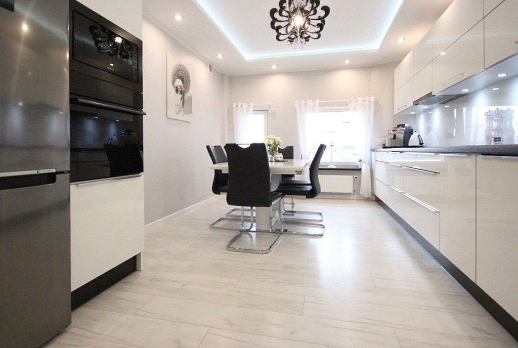 widok na jadalnię w luksusowym apartamencie na sprzedaż Szczecin