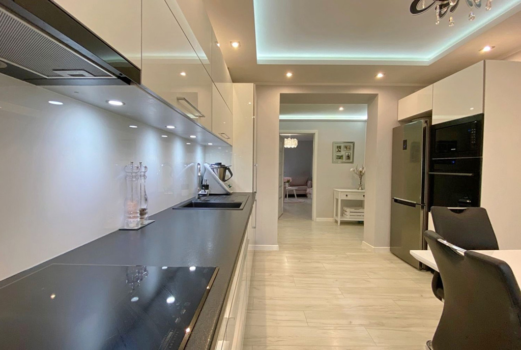efektowne oświetlenie pomieszczeń w ekskluzywnym apartamencie do sprzedaży Szczecin