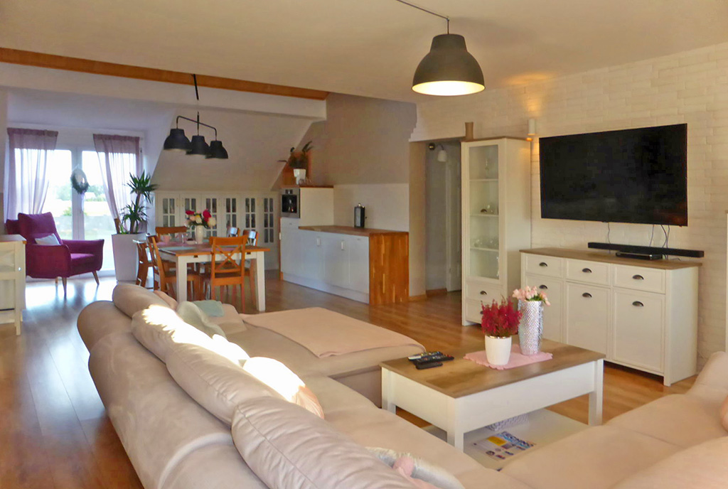 przeciwległa strona pokoju gościnnego w ekskluzywnej willi do sprzedaży Kwidzyn