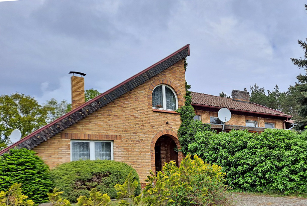 widok na frontu na luksusową willę na sprzedaż Świdnica (okolice)