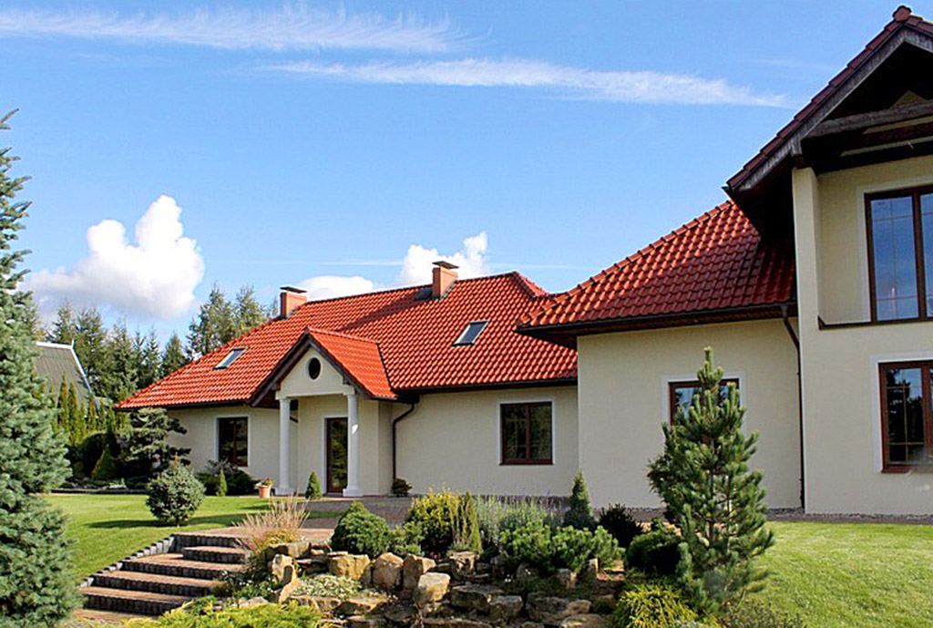 zbliżenie na starannie zadbany ogród wokół luksusowej willi na sprzedaż Starogard Gdański