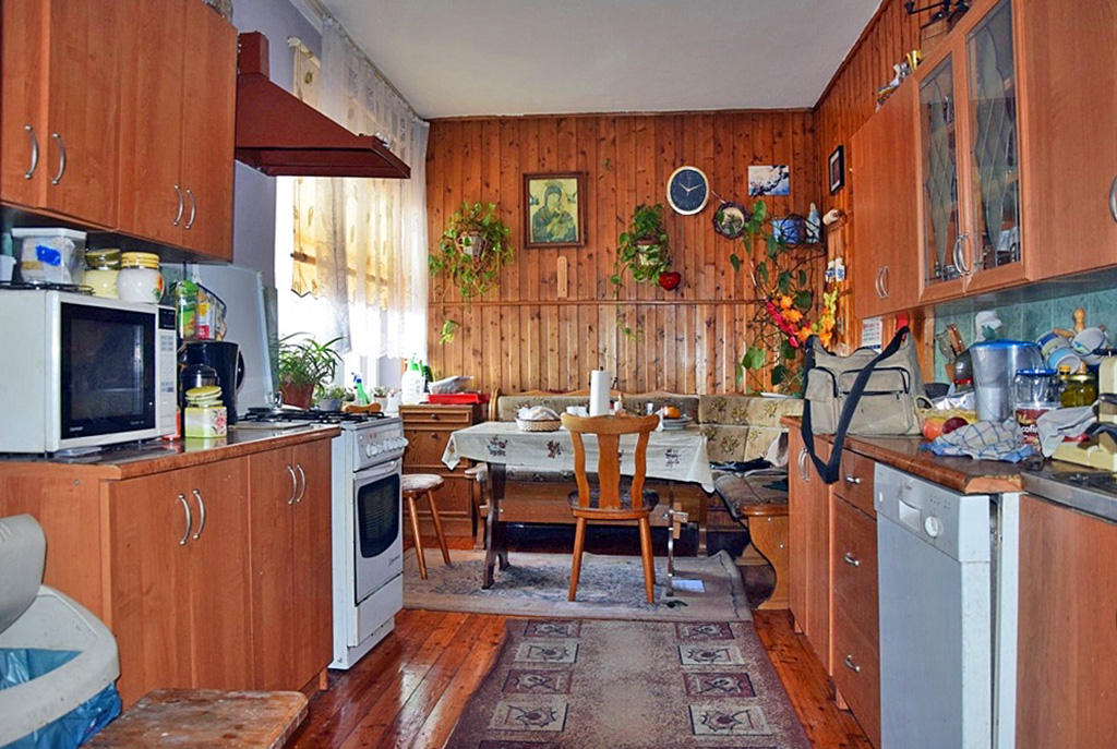 kuchnia w praktycznej zabudowie w ekskluzywnej willi do sprzedaży Bolesławiec (okolice)