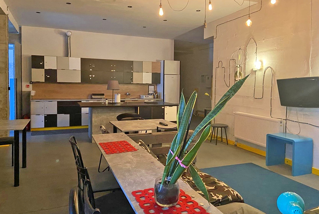 na pierwszym planie jadalnia w ekskluzywnej willi na wynajem Tczew (okolice)