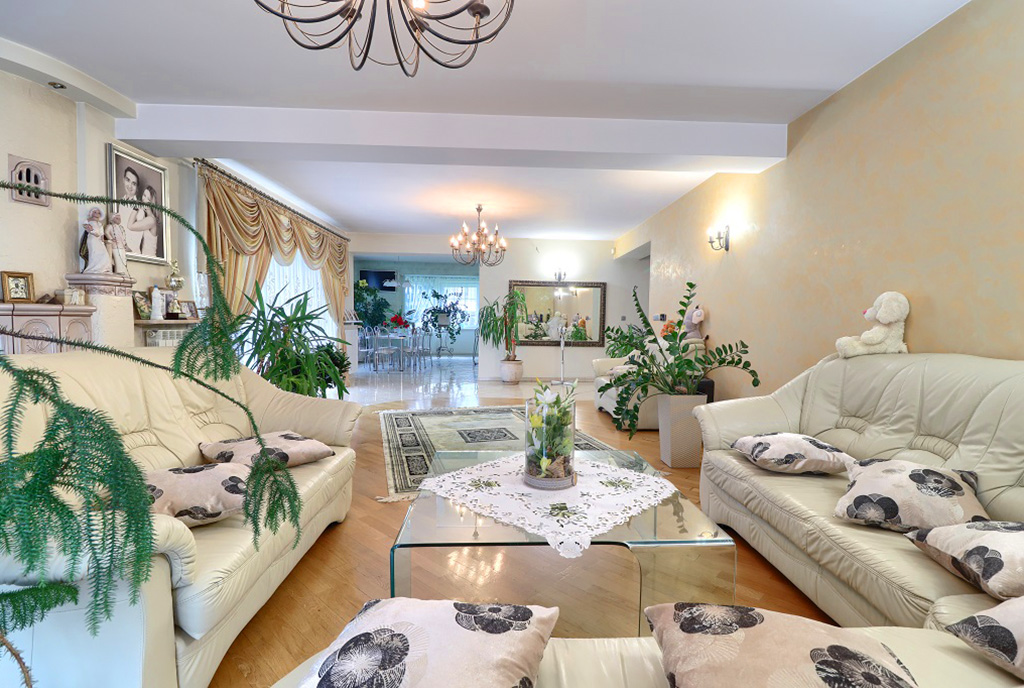 wytworny pokój dzienny w ekskluzywnej willi do sprzedaży Częstochowa